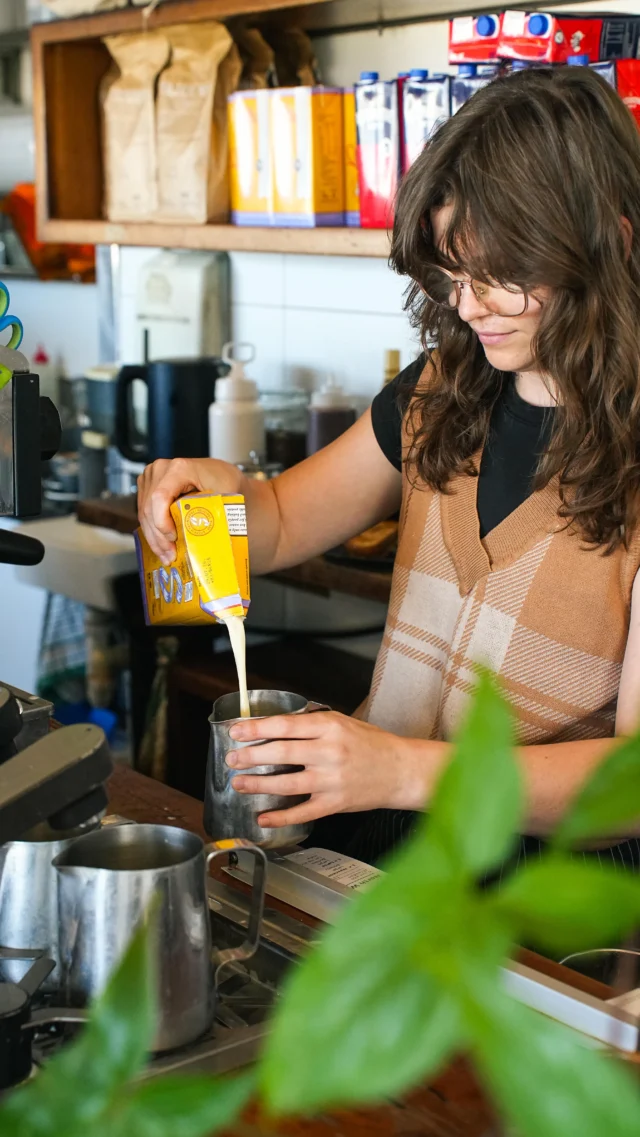 We stopped by local Newcastle favourite @estabar_ while in town for Surfest. Great coffee, Bonsoy on pour, and a team that’s all about supporting community and surf culture. Just how we like it.#BonsoyLocal #MakeItBonsoy #Surfest #Newcastle